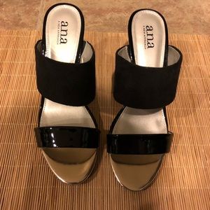 Almost new black wedge shoe